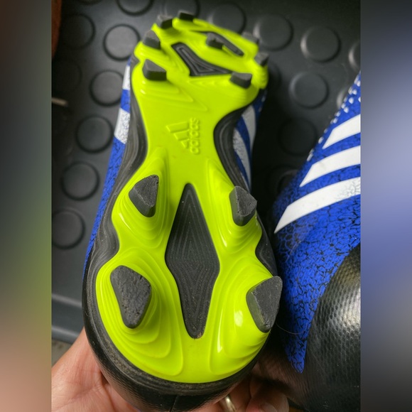Like new Adidas predators soccer cleats 5.5 - Picture 3 of 4